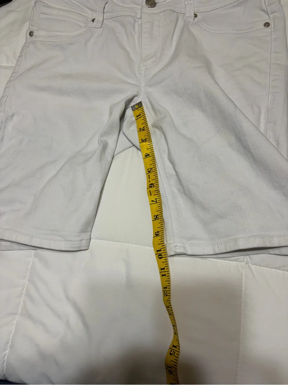 Seven 7 white women’s denim shorts.